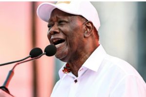 التيار (أبيدجان) - أعلنت اللجنة المستقلة للانتخابات في كوت ديفوار، اليوم الاثنين 27 أكتوبر، النتائج الأولية للانتخابات الرئاسية، التي أظهرت فوز الرئيس المنتهية ولايته الحسن واتارا بنسبة 89.77% من الأصوات، متقدما بفارق واسع على منافسه جان-لويس بييون، الذي حل في المركز الثاني. وجرت الانتخابات يوم 25 أكتوبر في أجواء هادئة عموما رغم بعض التوترات التي شهدها غرب البلاد، فيما قاطع جزء من الناخبين الاقتراع، وفق ما أفادت به مصادر محلية. وبحسب هذه النتائج، سيواصل واتارا، البالغ من العمر 83 عاما، قيادة البلاد لولاية رئاسية رابعة، في انتظار المصادقة النهائية من المجلس الدستوري. ويستند واتارا إلى قاعدة حزبية قوية يمثلها تجمع الهوفويتيين من أجل الديمقراطية والسلام (RHDP)، الذي يهيمن على المشهد السياسي في البلاد. يذكر أن واتارا كان قد فاز في انتخابات عام 2020 بنسبة 94.27% من الأصوات، بعد تعديلات دستورية في 2016، ما أتاح له الترشح مجددا رغم الجدل الذي أثارته تلك الخطوة.